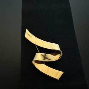 Monet brand vintage Elegant Gold-Tone Ribbon Brooch